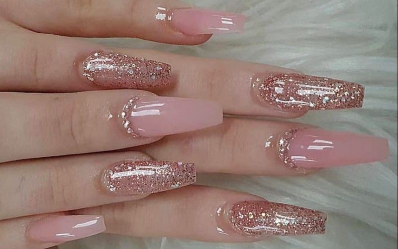 Mẫu nail hồng đính kim tuyến móng dài