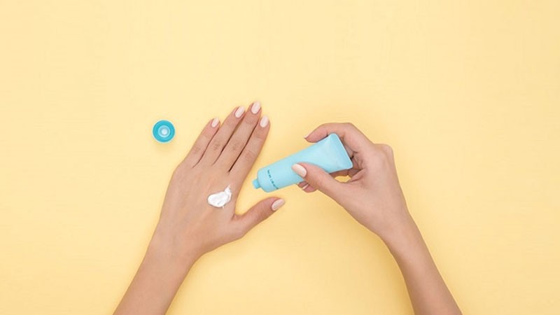 Bảo vệ tay trước khi sơn gel