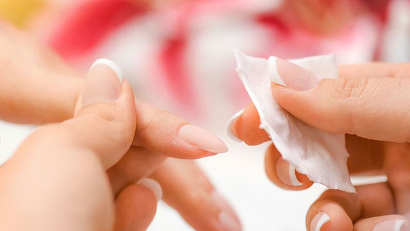 Dùng bông thấm acetone lau nhẹ nhàng