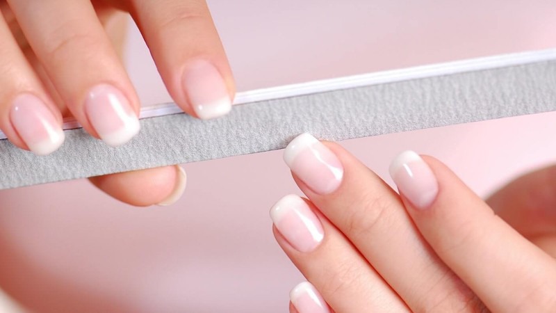  Dùng dũa chà nhẹ nhàng vào lớp sơn gel trên cùng