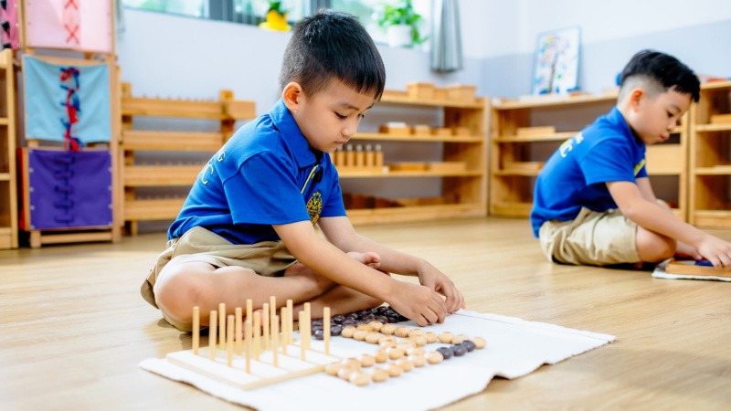Môi trường Montessori khuyến khích trẻ tự phát triển