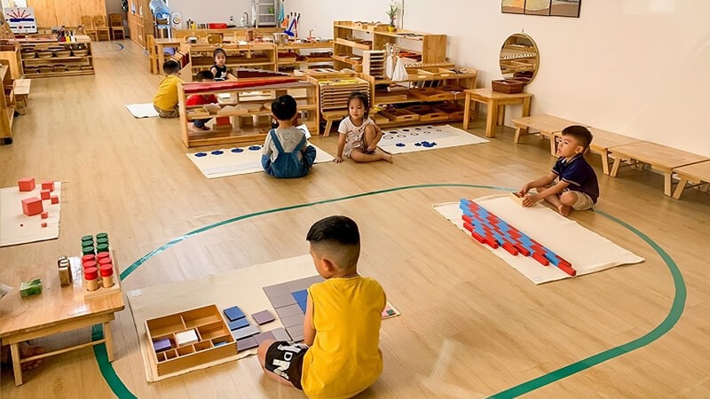 Phương pháp Montessori giúp trẻ phát triển theo từng giai đoạn
