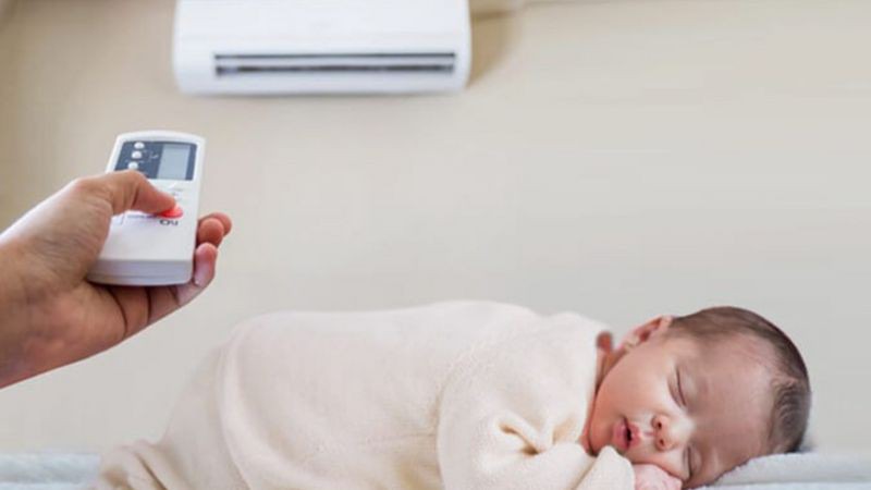 Cho bé nằm phòng điều hòa