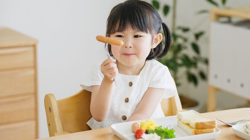 Cho bé ăn đồ mát