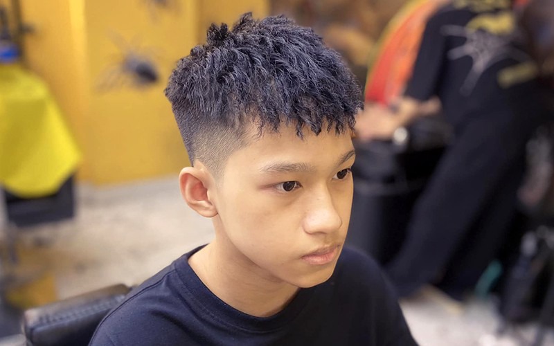 Tóc Mohican uốn con sâu