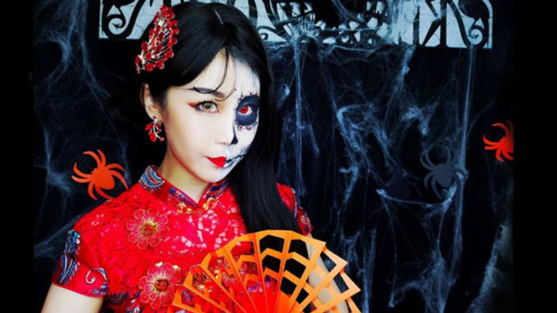 Cô dâu ma Trung Quốc trong bộ sườn xám đỏ