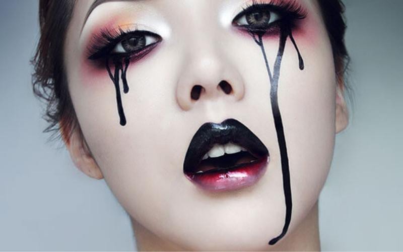 Gương mặt với giọt nước mắt đẫm máu