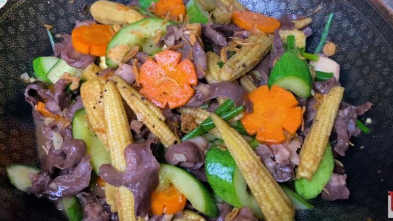 Tim heo xào bắp non