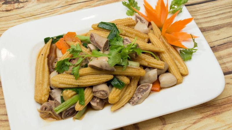 Dồi trường xào bắp non