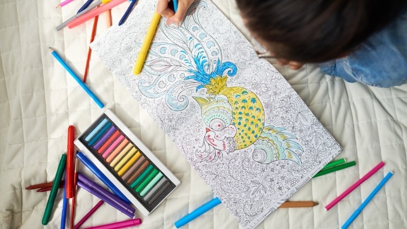 Bộ sách kèm bút màu
