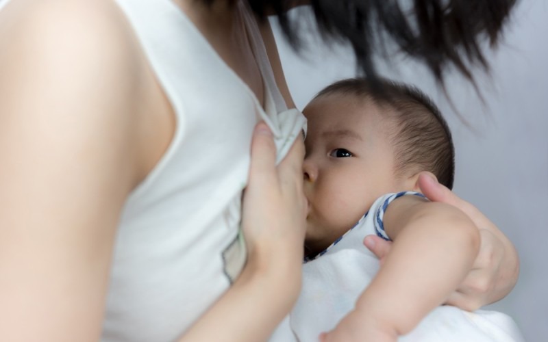 hay đổi luân phiên vị trí cho trẻ bú từ bên phải sang bên trái và ngược lại.