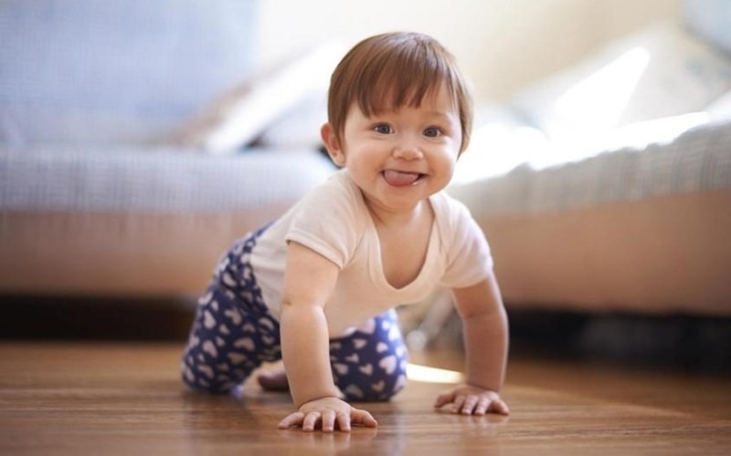 Khuyến khích trẻ bò và leo trèo