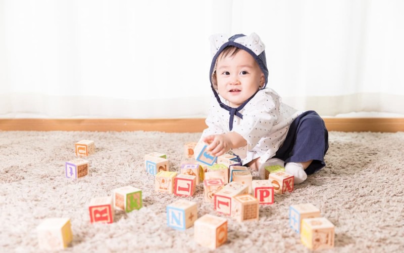 Cho trẻ chơi các khối xây dựng và bóng với đủ hình dạng và kích cỡ