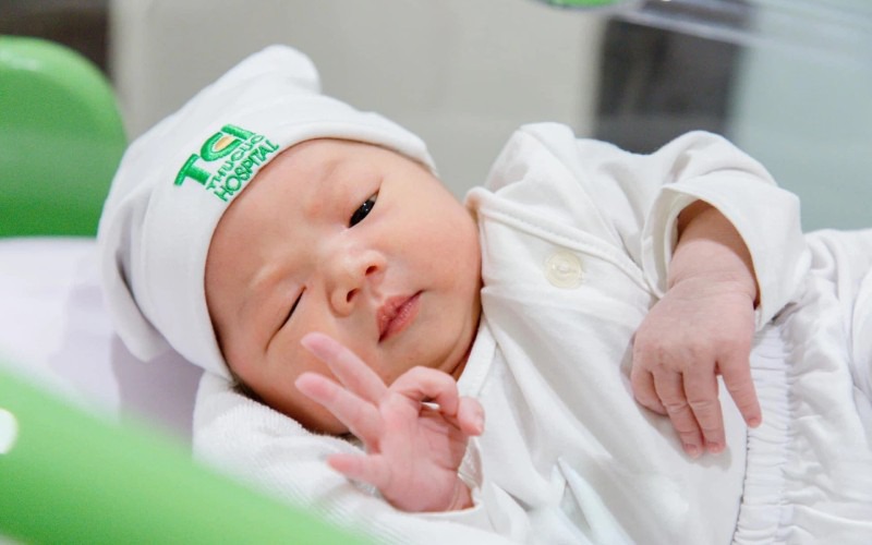 Bé sẽ bắt đầu tập trung cả hai mắt, theo dõi một đối tượng chuyển động sang trái, sang phải.