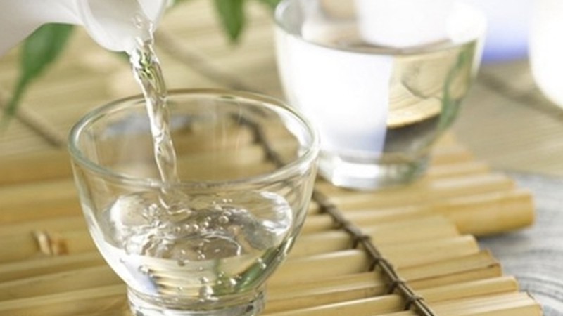 Dùng phèn chua kết hợp với rượu trắng