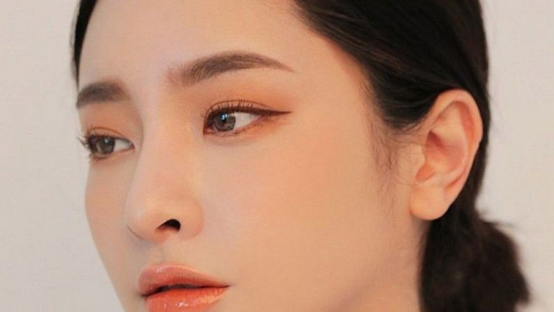 Định hình lông mày bằng son