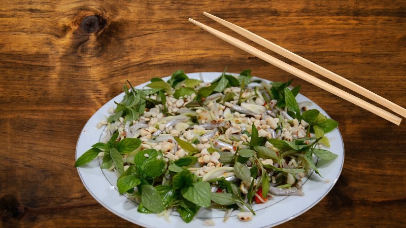 Thưởng thức món gỏi cá cơm tươi