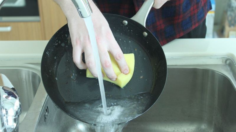 Nguyên nhân chảo bị lồi đáy