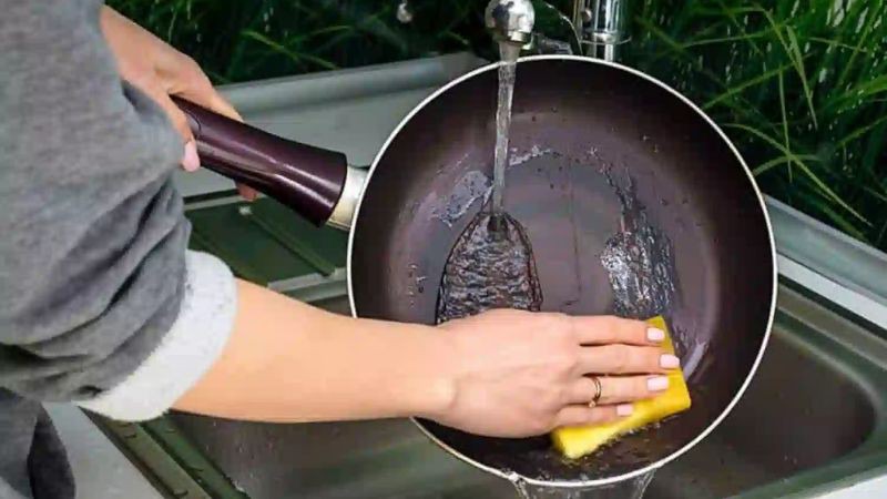 Không cọ xát kim loại vào lòng chảo