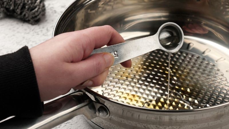 Không đun chảo quá nóng trước khi đổ dầu