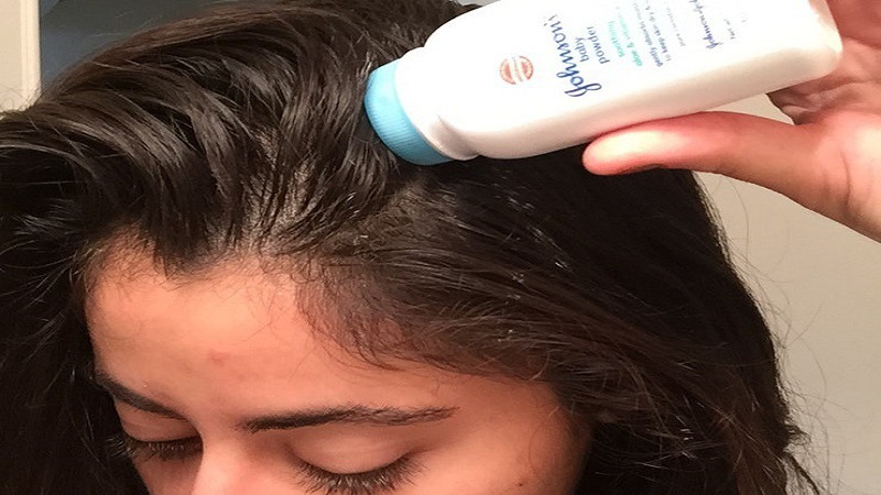 Thoa phấn rôm lên tóc