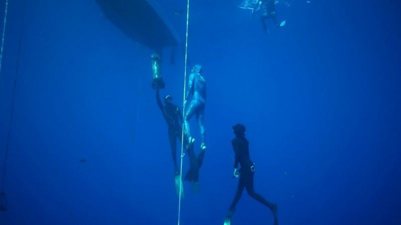 Sự chênh lệch áp suất dưới đáy đại dương như thế nào?