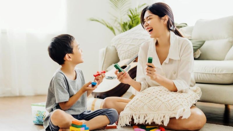 Ba, mẹ nên nhiệt tình tham gia và hưởng ứng với những trò chơi giả vờ hoặc đóng vai của bé